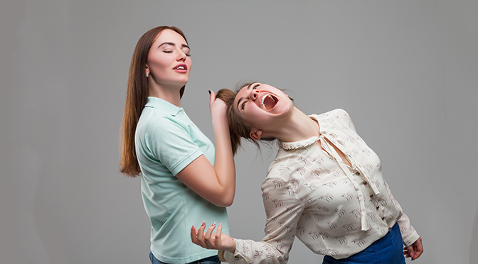 Deux filles se battant, des femmes se disputent