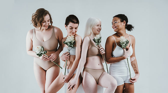Gruppe von multiethnischen Frauen mit verschiedenen Arten von Haut posiert zusammen im Studio. Konzept der Körperpositivität und Selbstannahme