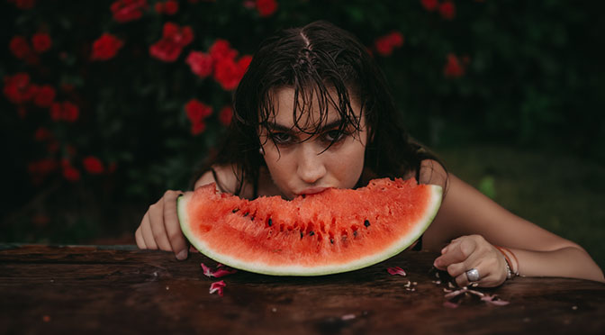 junge Frau isst Wassermelone