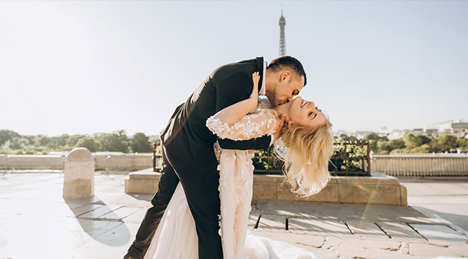 Kuss in Paris, mit Eifelturm im Hintergrund