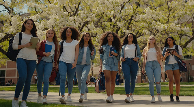 COB: Junge Frauen gemeinsam auf einem Campus im Frühjahr