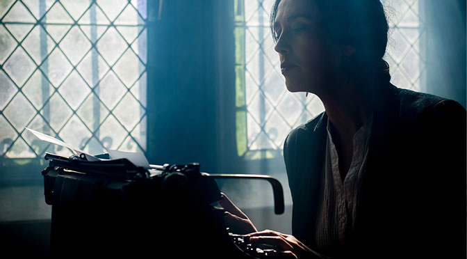 Eine junge Frau an einer alten Schreibmaschine